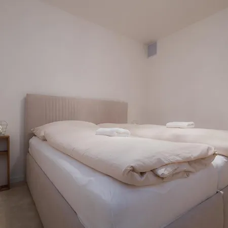 Moj Hillside Apartment *
