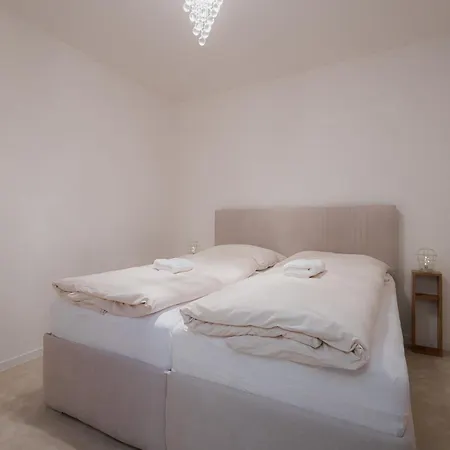 Moj Hillside Apartment *